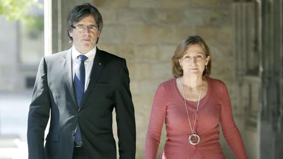 El presidente de la Generalitat, Carles Puigdemont, junto a la presidenta del Parlament, Carme Forcadell. 