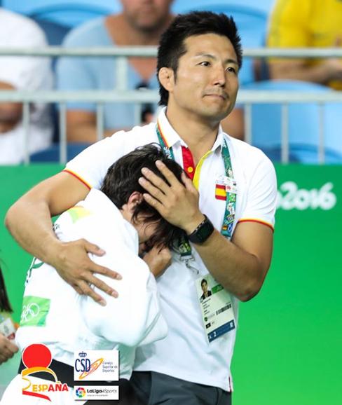 Julia Figueroa se abraza a su entrenador.