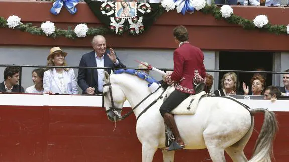El Rey Juan Carlos, acompañado por la infanta Elena y sus hijos Felipe y Victoria en San Sebastián. 