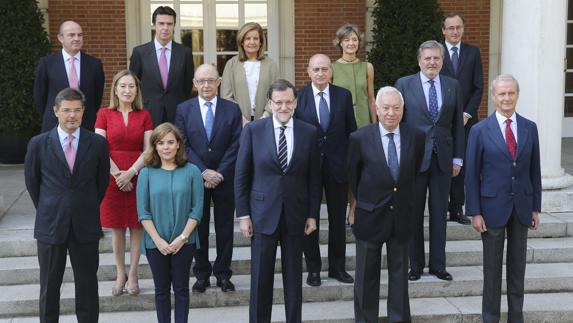 Rajoy posando junto a sus trece ministros en el Palacio de la Moncloa en septiembre del año pasado.  