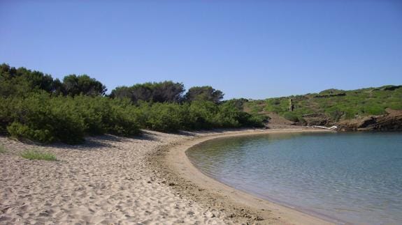 Vista de una de la Playa Es Tamarells de la Isla Colom, Menorca.