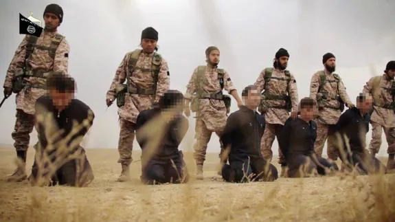 Imágenes de un vídeo del Daesh donde se muestra la decapitación simultánea de al menos 15 personas en Dabiq (Siria). 