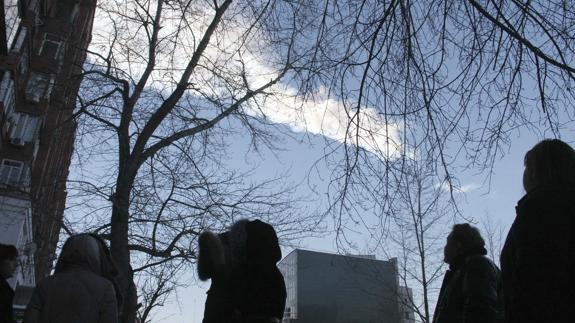 Estela de vapor que dejó en 2013 un meteorito sobre la ciudad de Chelyabinsk, en Rusia.