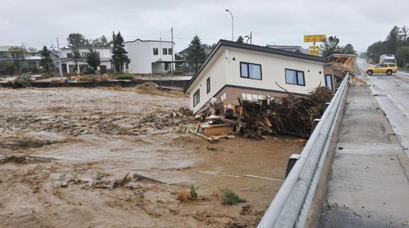 Destrozos que ha dejado el tifón Lionrock a su paso por Japón.