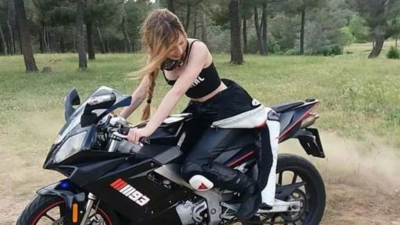 Carmen, de 16 años, en la moto en la que perdió la vida.