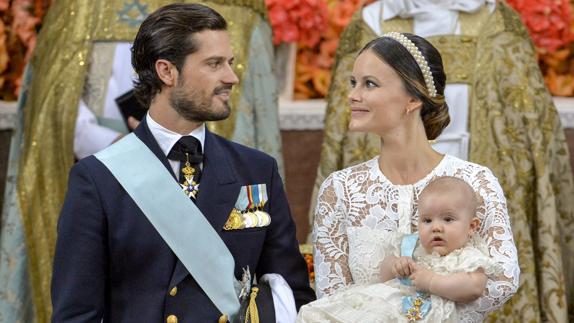 La pricesa Sofía sujeta entre sus brazos a su hijo Alejandro junto al príncipe Carlos Felipe de Suecia.