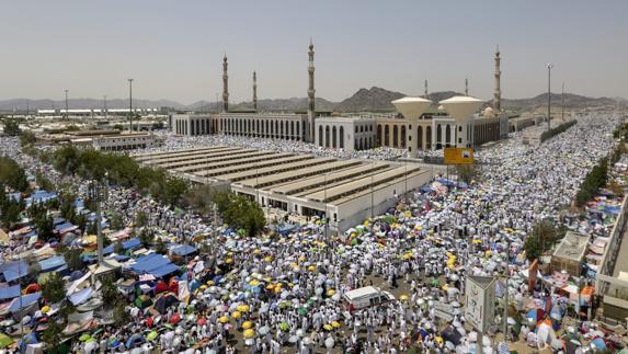 Los peregrinos se concentran para la oración en una mezquita de La Meca.