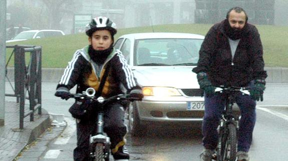 Un padre y su hijo, en bici.