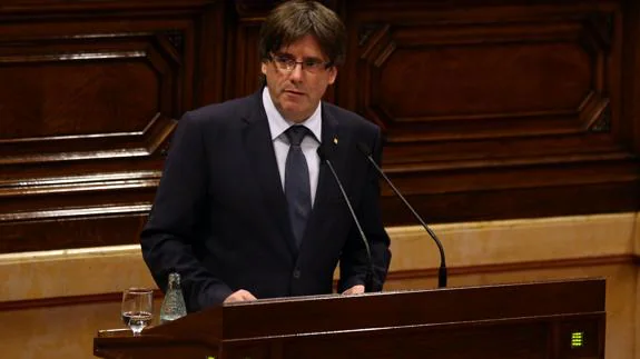 El presidente Carles Puigdemont en el debate de la cuestión de confianza.