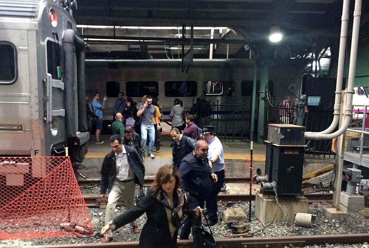 Pasajeros saliendo de la estación tras el choque.