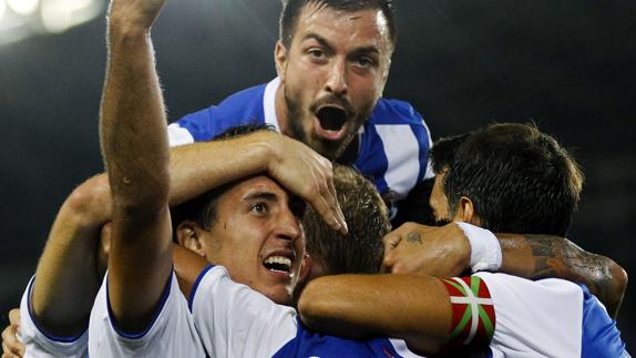 Los jugadores de la Real Sociedad celebran el gol de Vela.