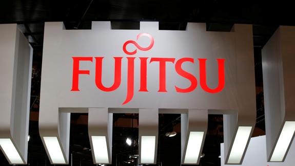 Logo de Fujitsu en una feria