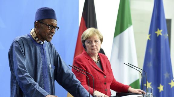 La canciller alemana, Angela Merkel (d), y el presidente de Nigeria, Muhammadu Buhari.