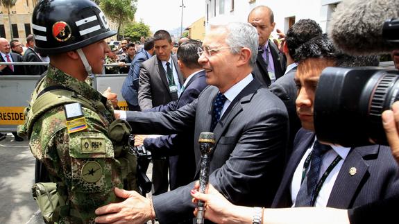 El expresidente Álvaro Uribe saluda a un soldado.