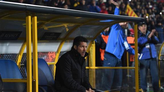 Diego Pablo Simeone, en el banquillo en Rostov. 