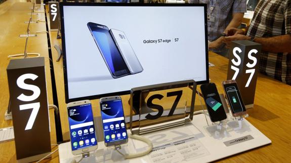 Samsung Galaxy S7 y Galaxy S7 Edge en un expositor.