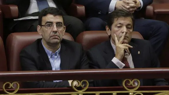 El presidente de la gestora del PSOE, Javier Fernández y el portavoz, Mario Jiménez.