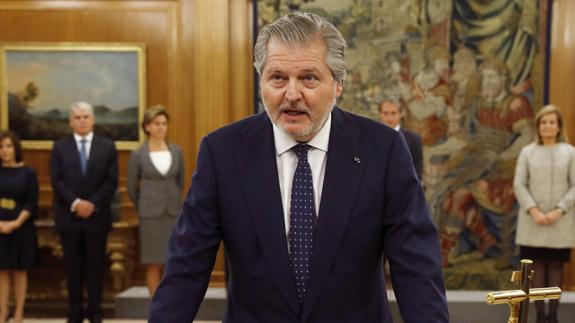 El ministro de Educación y nuevo portavoz del Gobierno, Íñigo Méndez de Vigo, jura su cargo ante el Rey.