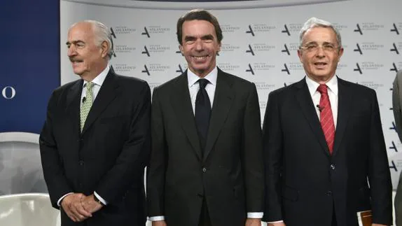 Andrés Pastrana, José María Aznar y Álvaro Uribe en una conferencia en Madrid.