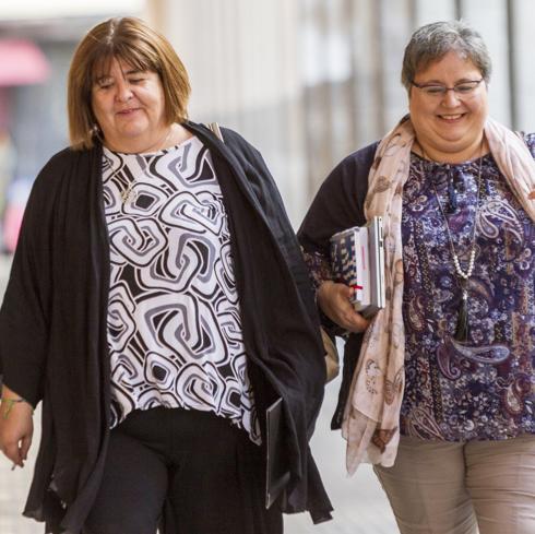 Xelo Huertas y Montse Seijas acuden al Parlament balear