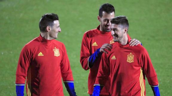 Aduriz (i) bromea con Busquets y Escudero (i), durante el entrenamiento de la selección. 