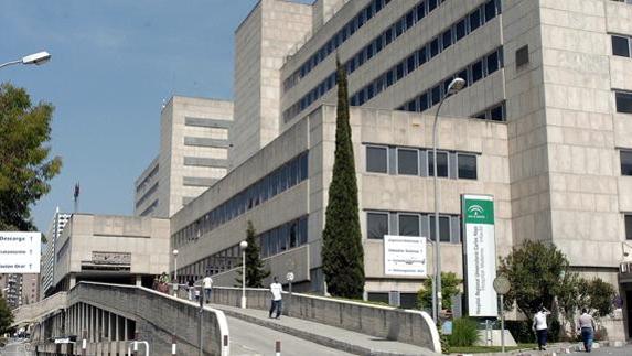 Entrada de urgencias del Hospital Materno, donde ayer se certificó el fallecimiento de la niña.