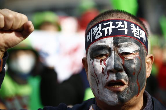 Un manifestante durante las protestas contra Park Geun-hye.