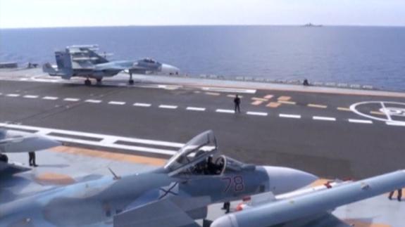 Aviones rusos preparados para despegar del portaaviones 'Almirante Kuznetsov'. 