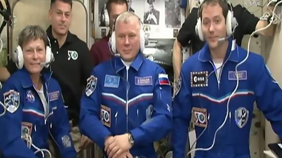 Los astronautas Peggy Whitson (i) Oleg Novitskiy (c) y Frenchman Thomas Pesquet.