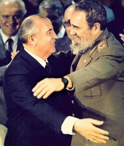 Fidel Castro abraza al lider soviético, Mijail Gorbachov, en Cuba en 1989.