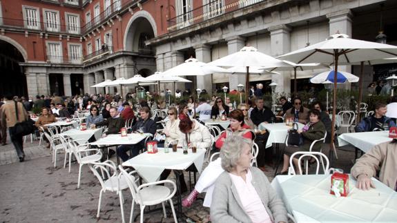 Turistas en una terraza de la Plaza Mayor de Madrid.