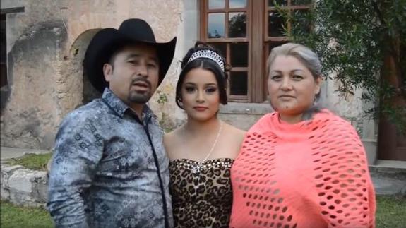 Fragmento del vídeo en el que Rubí y sus padres invitan al quince cumpleaños de la adolescente.