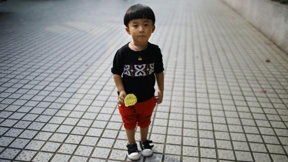 Imagen de un niño en una calle de China. 