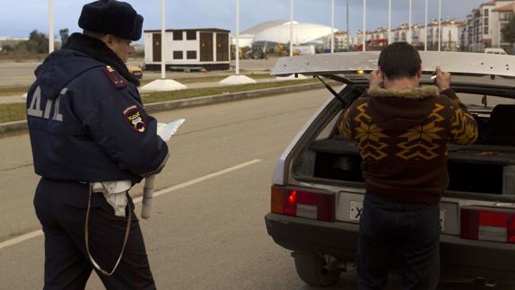 Un policía ruso, durante un registro.