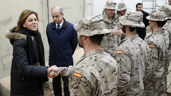 La ministra de Defensa, María Dolores de Cospedal (i) saluda a los militares españoles en Irak.