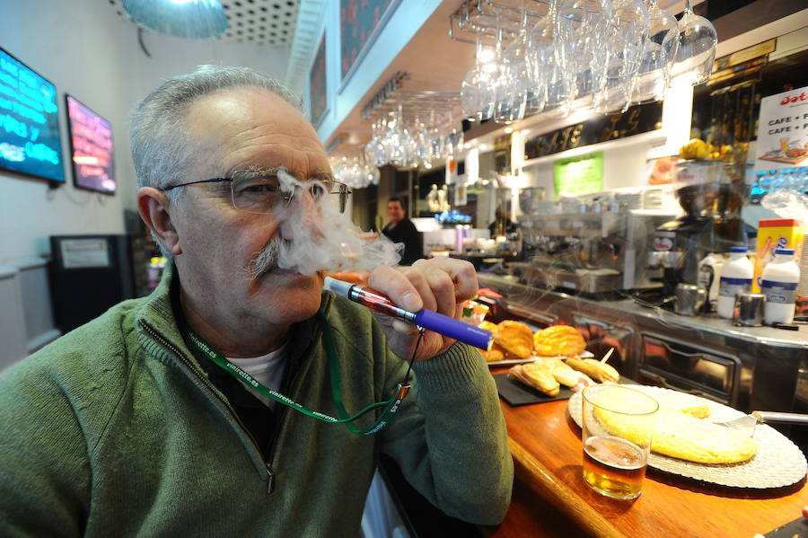 Un hombre fuma un cigarrillo electrónico en una taberna de Bilbao. 