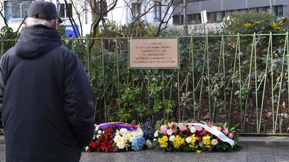 Flores funerarias para recordar a las víctimas de París.