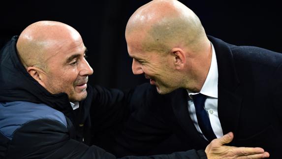Sampaoli y Zidane se saludan en el partido de ida de Copa. 