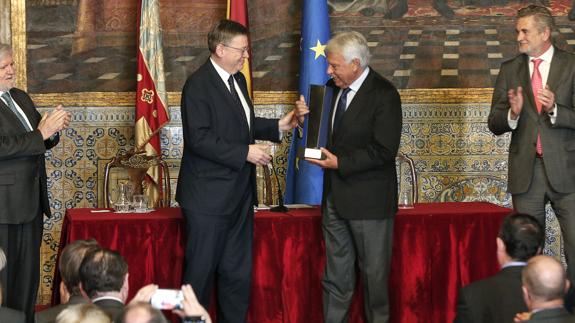 Felipe González recibe el premio de manos de Ximo Puig.