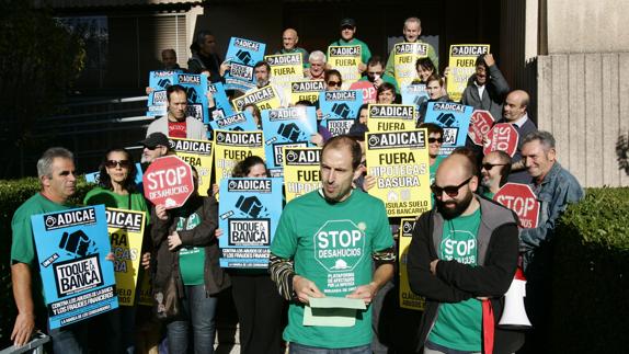 Concentracion de la Plataforma de Afectados por la Hipoteca para protestar por las calusualas suelo.