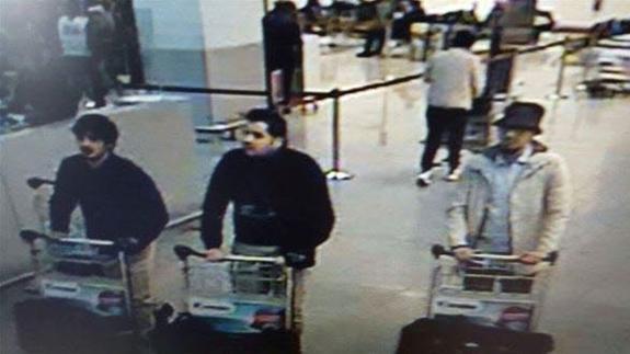 Los dos terroristas que perpretaron el atentado y 'el hombre del sombrero', uno de los sospechosos clave. AFP