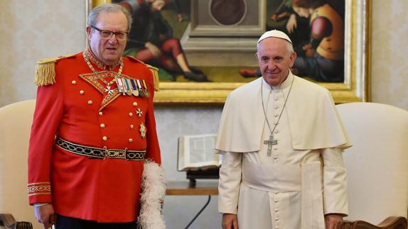 El papa Francisco (d) y el príncipe y gran maestre de la Orden de Malta Robert Matthew Festing.