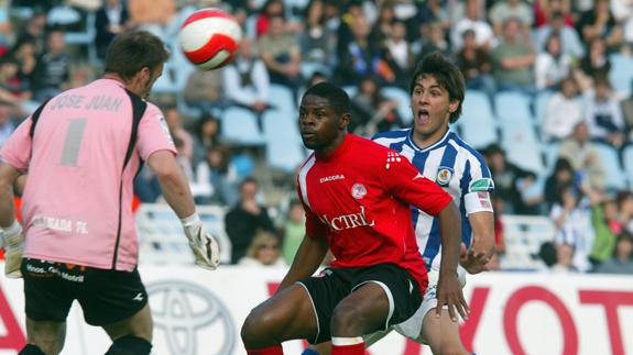 Ludovic Assemoassa, en el medio, durante un partido entre el Granada 74 y la Real Sociedad. 