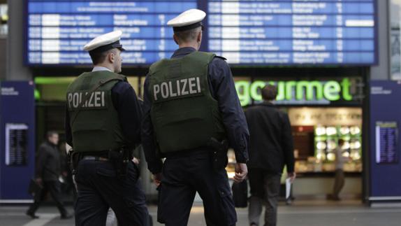 Dos policías en Berlín.