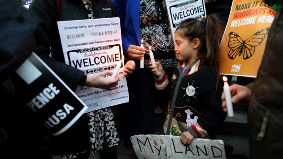 Varios asistentes a la marcha contra Trump. 