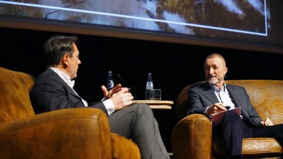 Diálogo entre Augusto Ferrer-Dalmau y Arturo Pérez-Reverte.