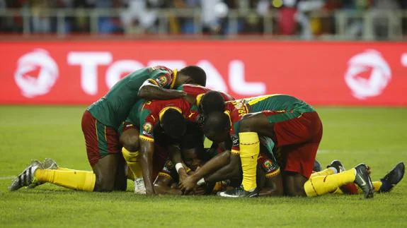 Los cameruneses celebran el gol que les dio el título. 