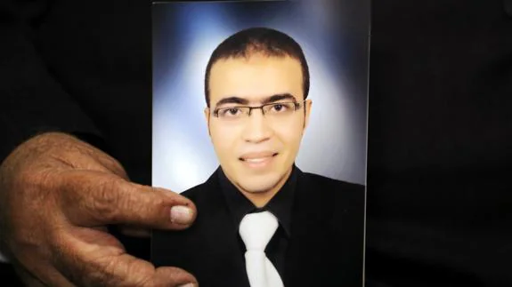 Abdulá Reda al Hamamy, el atacante del Louvre, en una fotografía que muestra su padre.