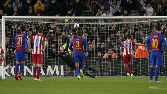 Kevin Gameiro falló un penalti en el Camp Nou. 