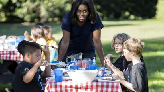Michelle Obama, con un grupo de niños.